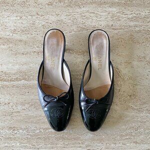 Vintage Chanel CC Bow Cap Toe Mule Kitten Heels